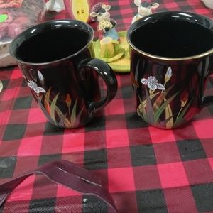 2 cups with a flower